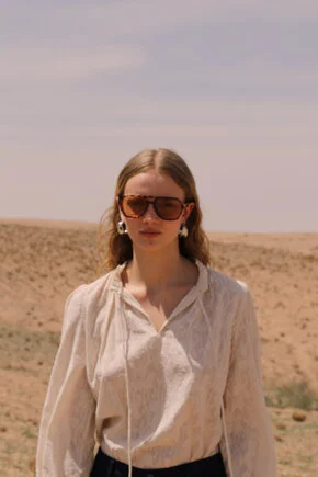 model met kleding die verkocht word bij gustastore